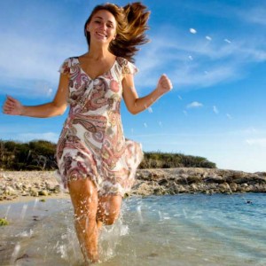 womanMP900442640crop how to achieve exercise goals - woman running on beach!